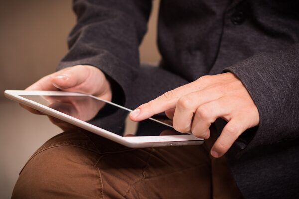Hände am Tablet
